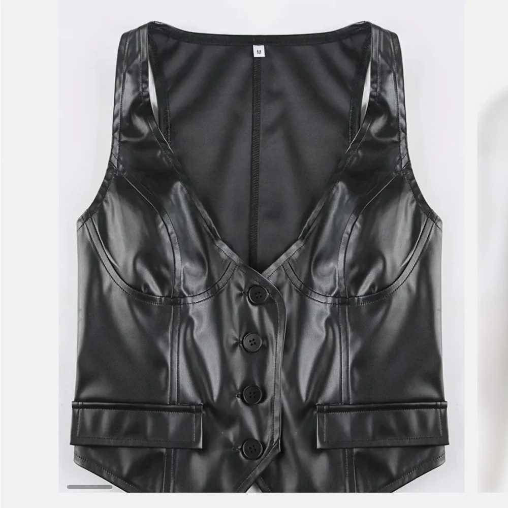 SEXY BODYCON BLACK PU LEATHER CROPPED VEST FAUX POCKETS SIZE LARGE - Picture 6 of 13